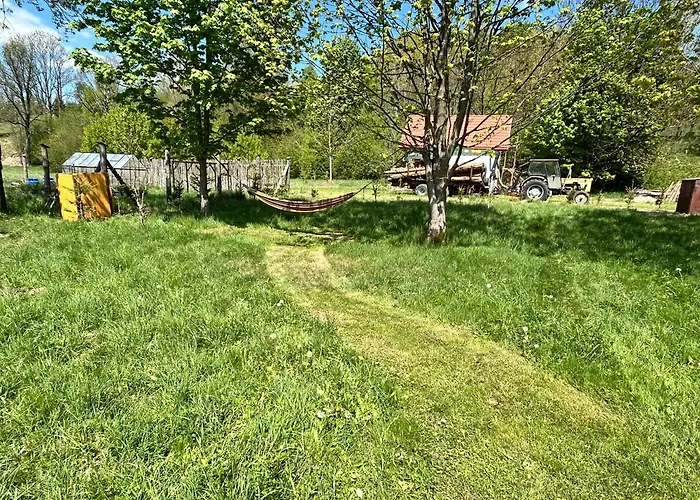 Chatka Obok Dziadka W Okolicy Czarnej Gory