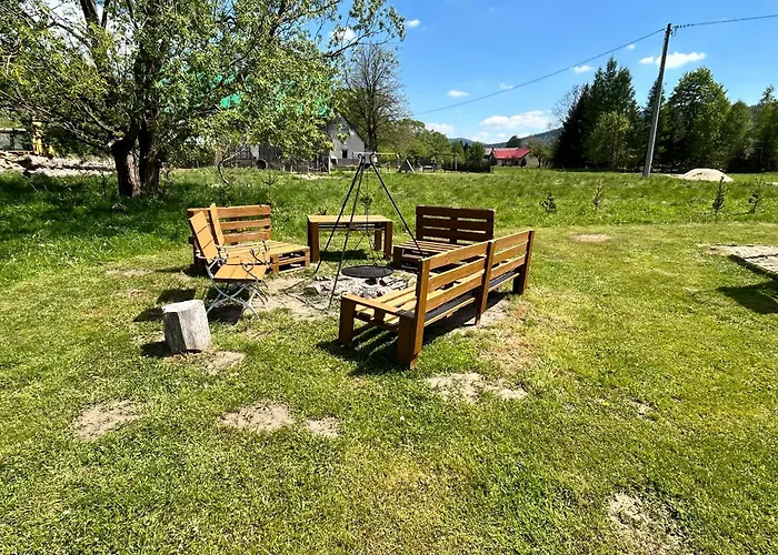 Chatka Obok Dziadka W Okolicy Czarnej Gory